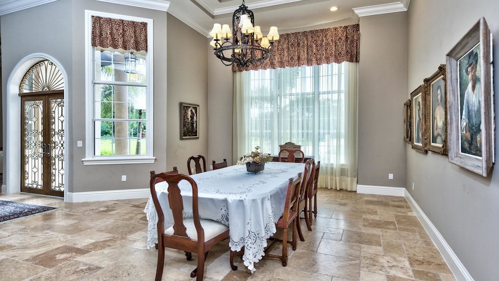 Solterra Vacation Rental: Luxury 3-BR Condo with Lake & Golf Views. Access to Luxury Pool, Hot Tub, and Golf Courses at Lely Resort. Close to Naples Beache