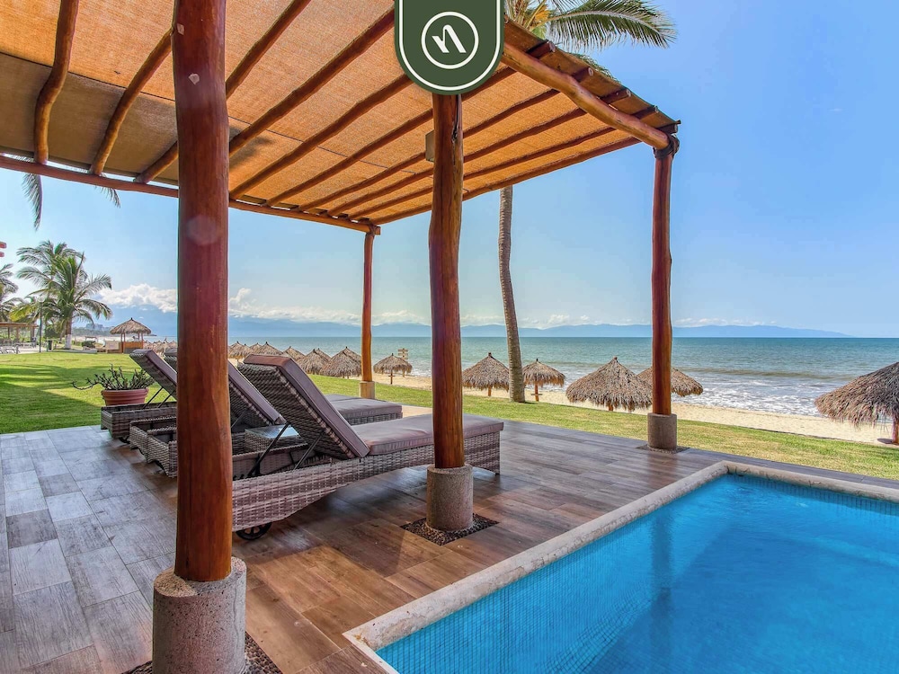 Oceanview 4 BR Condo - Pool - Beach - Terrace