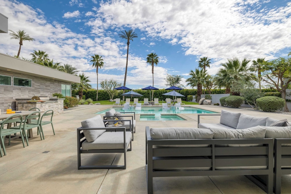 Sleeps 40 3 Luxe Villas Next to Empire Polo Club Putting Green & Pickleball