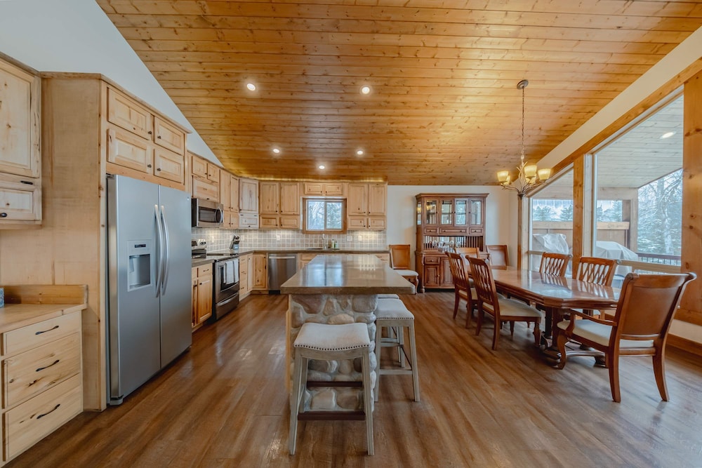 Flathead River Retreat For 15!