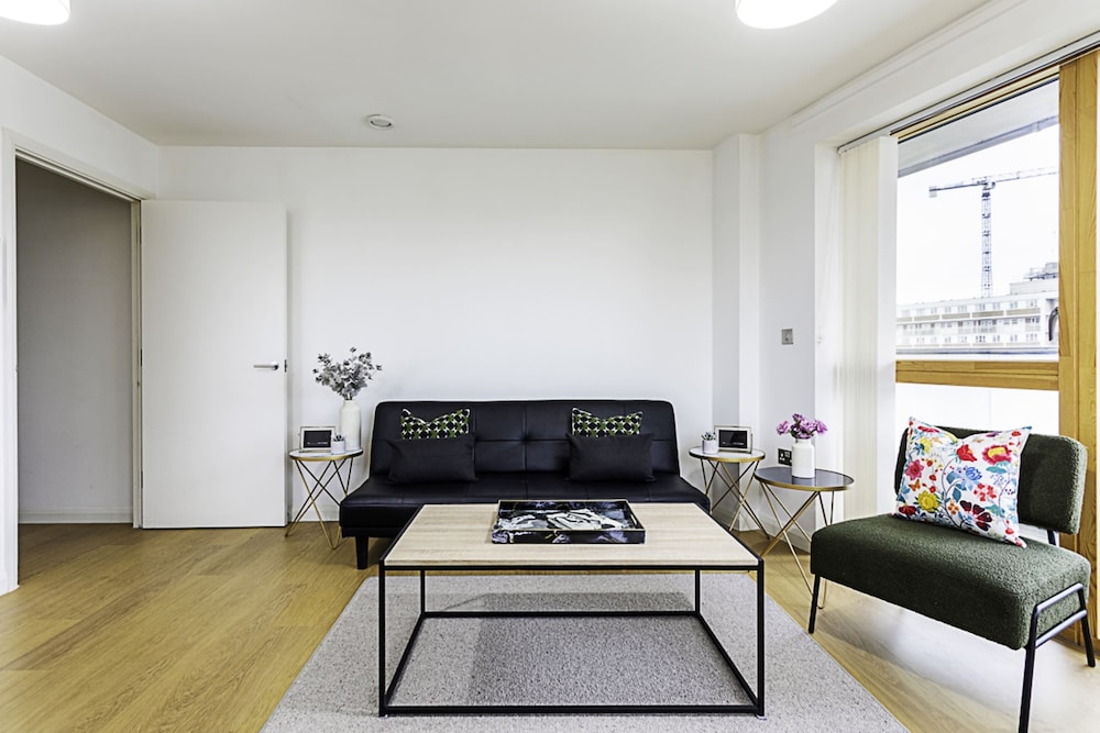 Trendy Queen's Park Apartment With Views Across London