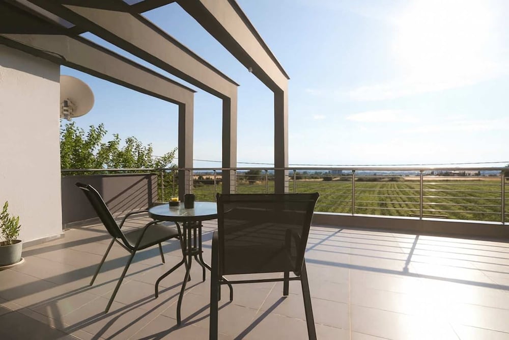 Villa Erytha - Serene Retreat With Views Garden