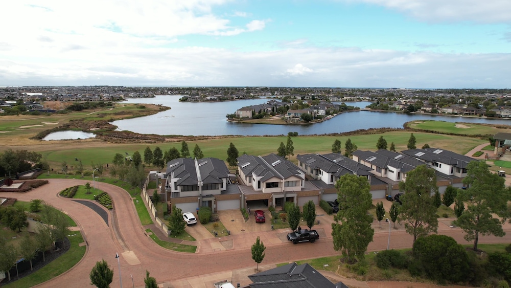 golf pool 2B House in point cook VIC
