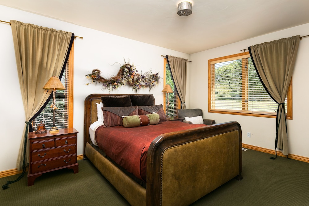 White Pines 5-Bedroom 5-Bath Luxury Home in Solamere Lower Deer Valley