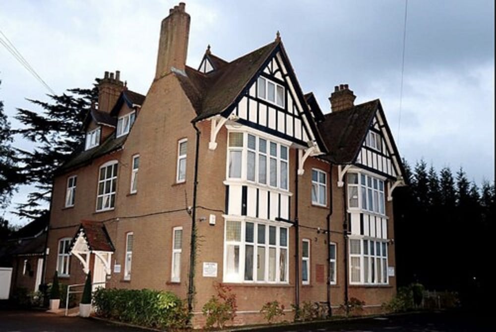 Horley Vacations - Gatwick Inn Hotel - Property Image 1