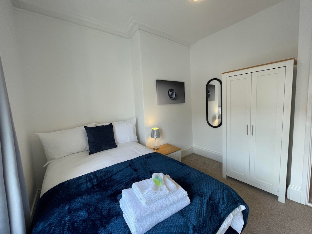 Lovely 3 Bedroom Apartment In Newcastle Upon Tyne With Free Parking view 4