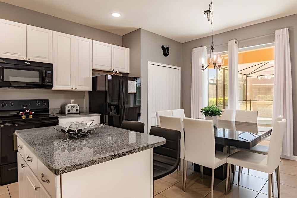 Solterra 6br, 4 Ensuites, Pool & Game Room
