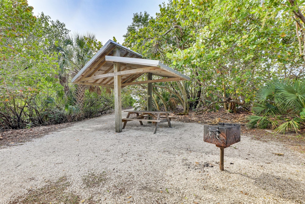 Siesta Keys Home w/ Deck Half Mile to Turtle Beach