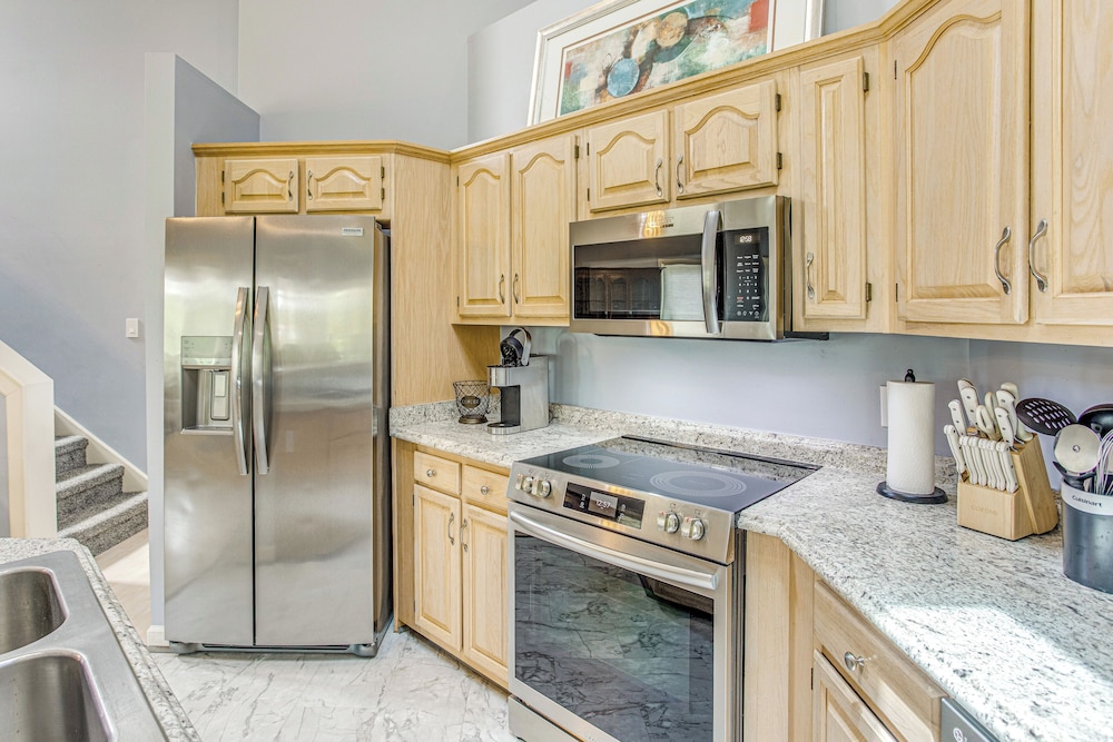 Marina & Pool: Roomy Golf-view Home in Southport