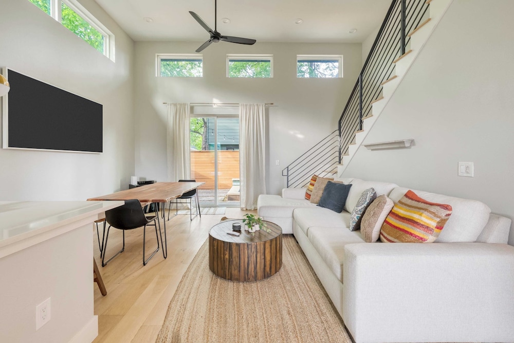 Private Pool, Firepit, Patio Steps to East Austin Dining, Music, Art, Murals