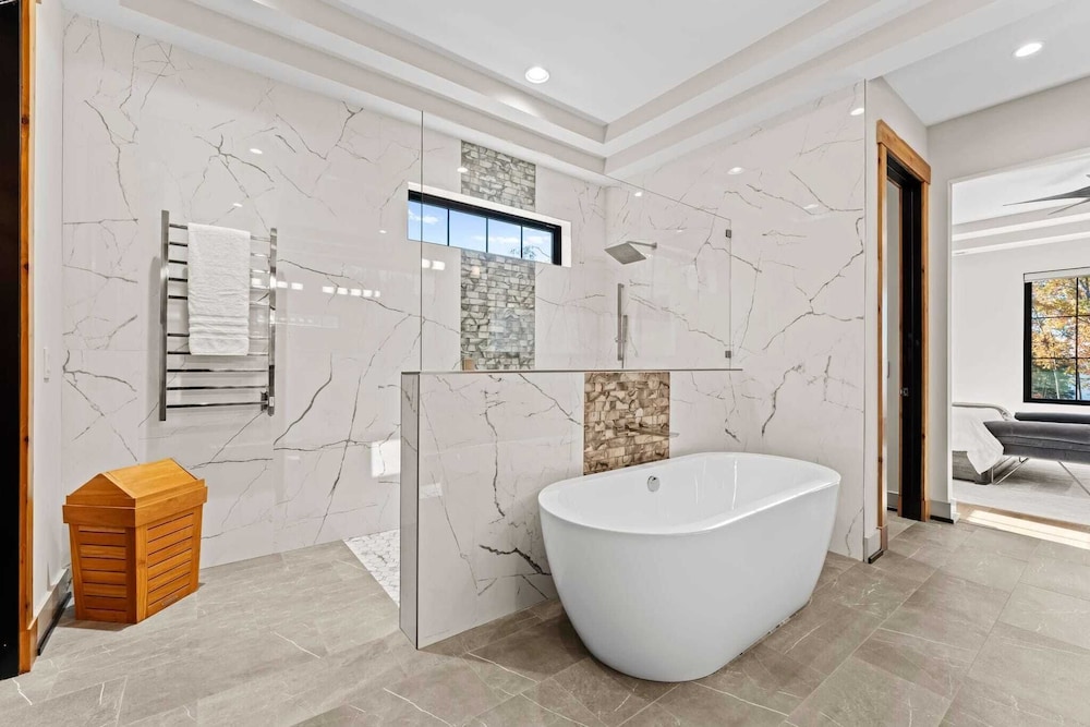 The Grand on Greenbay-7 Bedrooms Sleeps 21 Modern new Build