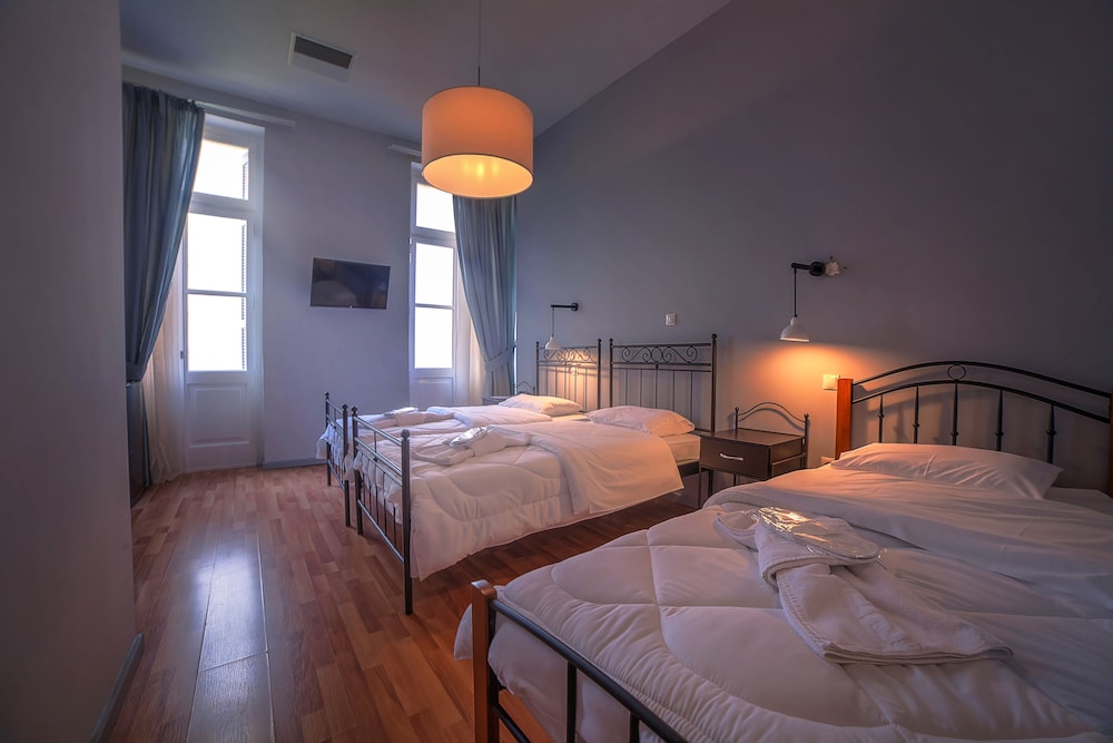 Athinas Street Inn