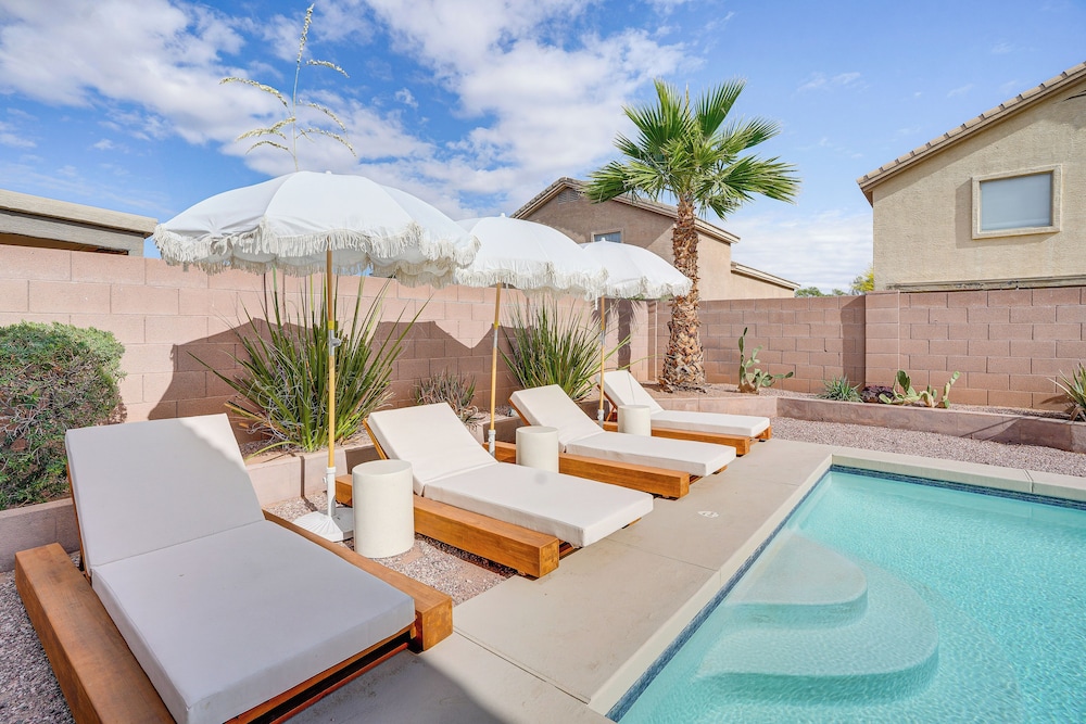 6 Mi to State Farm Stadium: Avondale Family Home!