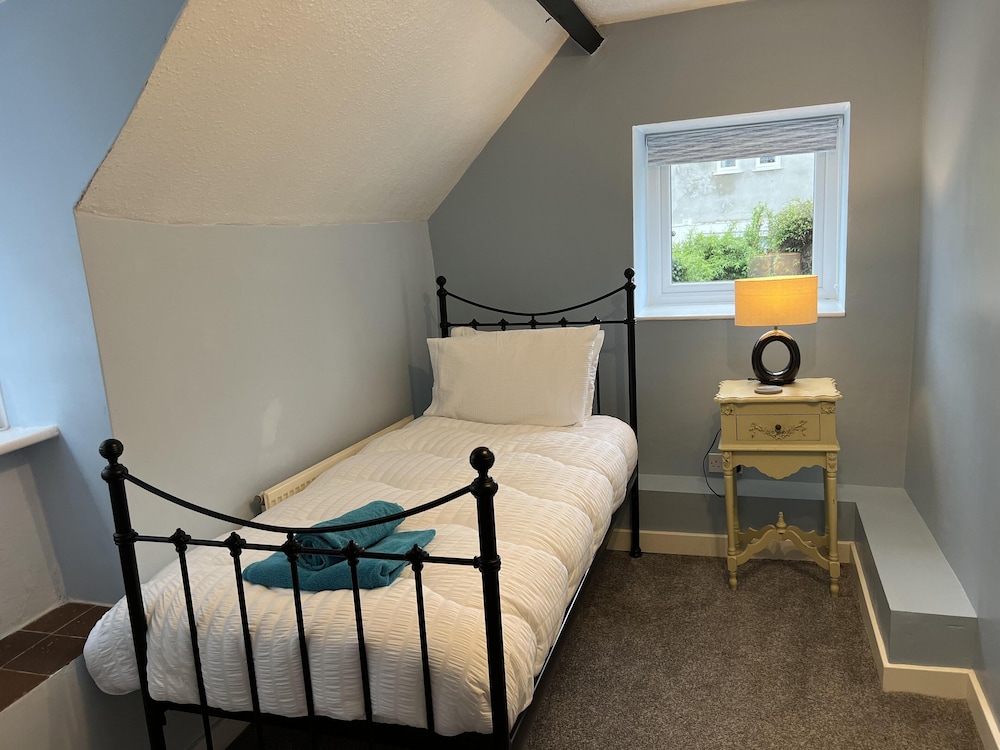 Traditional 3-bed Cottage, Log Burner & Sea Views! view 4