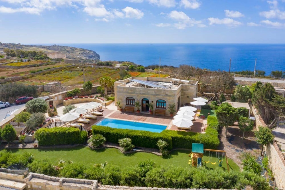 Villa Munqar 3 Bedroom Villa With Private Pool
