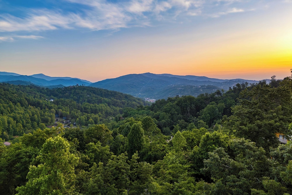 Triple Mountain View by Avantstay: Hot Tub, Game Room & Stunning Smoky Mountain Views