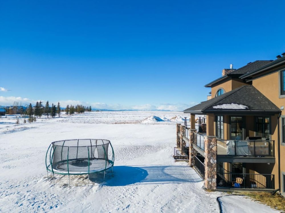 Windhorse Manor No Service Fees Patio BBQ