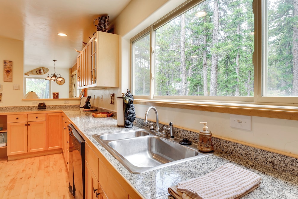 Hot Tub + Game Room: Fairplay Cabin Near Hiking