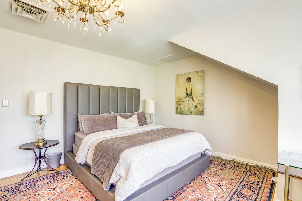 Historic French Consulate in Cap Hill w/ Yard