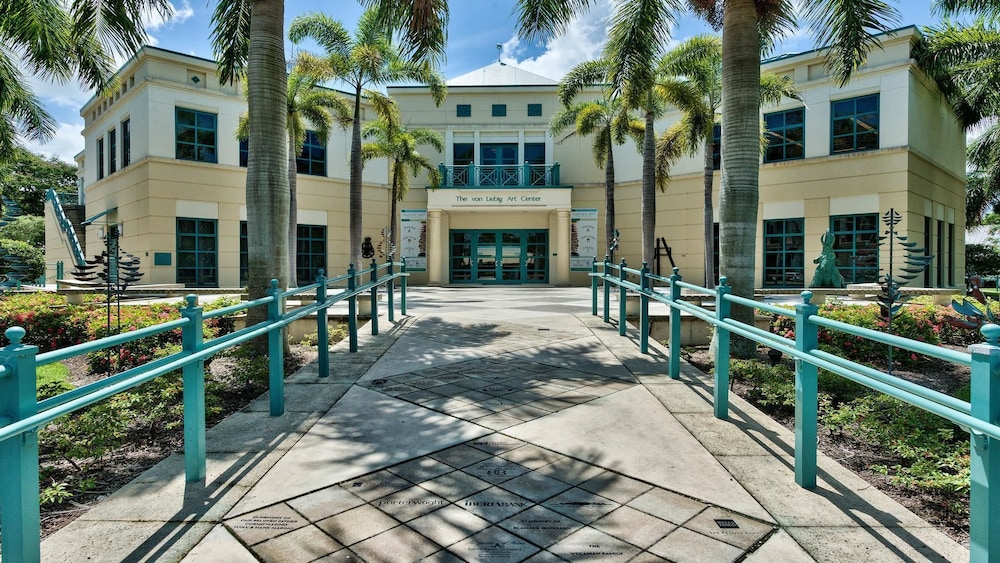 Le Monaco - Romantic 1 BR Condo Steps from 5th Ave S. Chic Coastal Retreat with King Bed and Beach Access. Perfect Location for Couples Near Dining, Shoppi