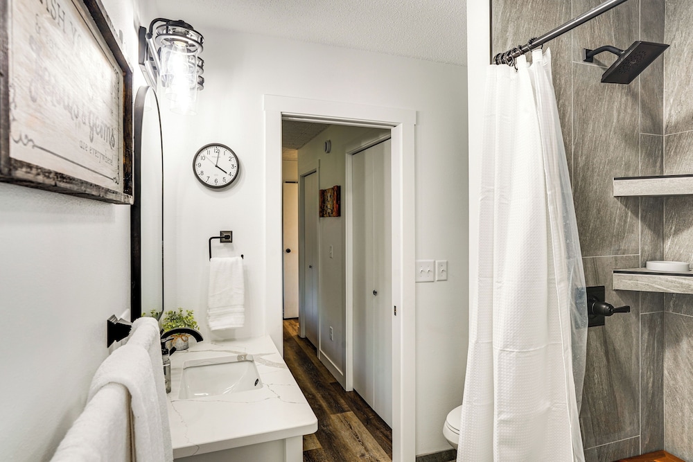 15 Mi to Downtown Sioux Falls: Gem w/ Yard!