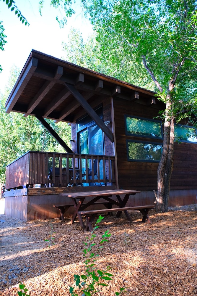 Montrose Vacations - Cedar Creek Lodging  RV Park - Property Image 2