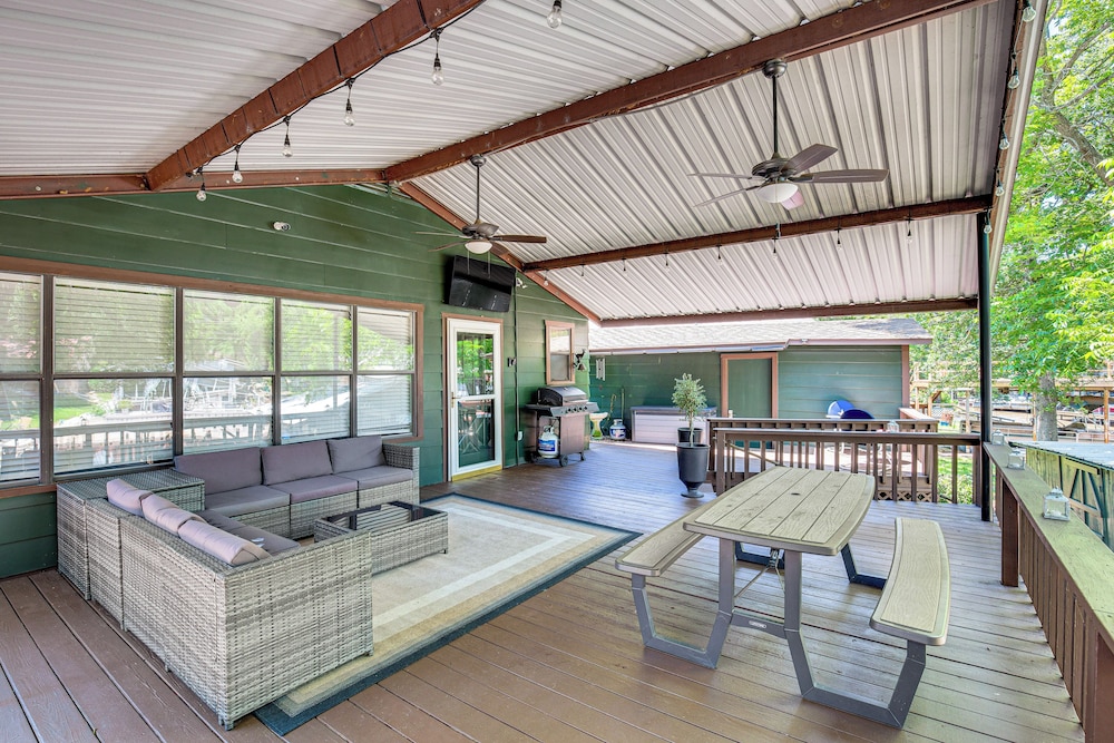 Spacious Deck: Waterfront Home in Gun Barrel City! view 3
