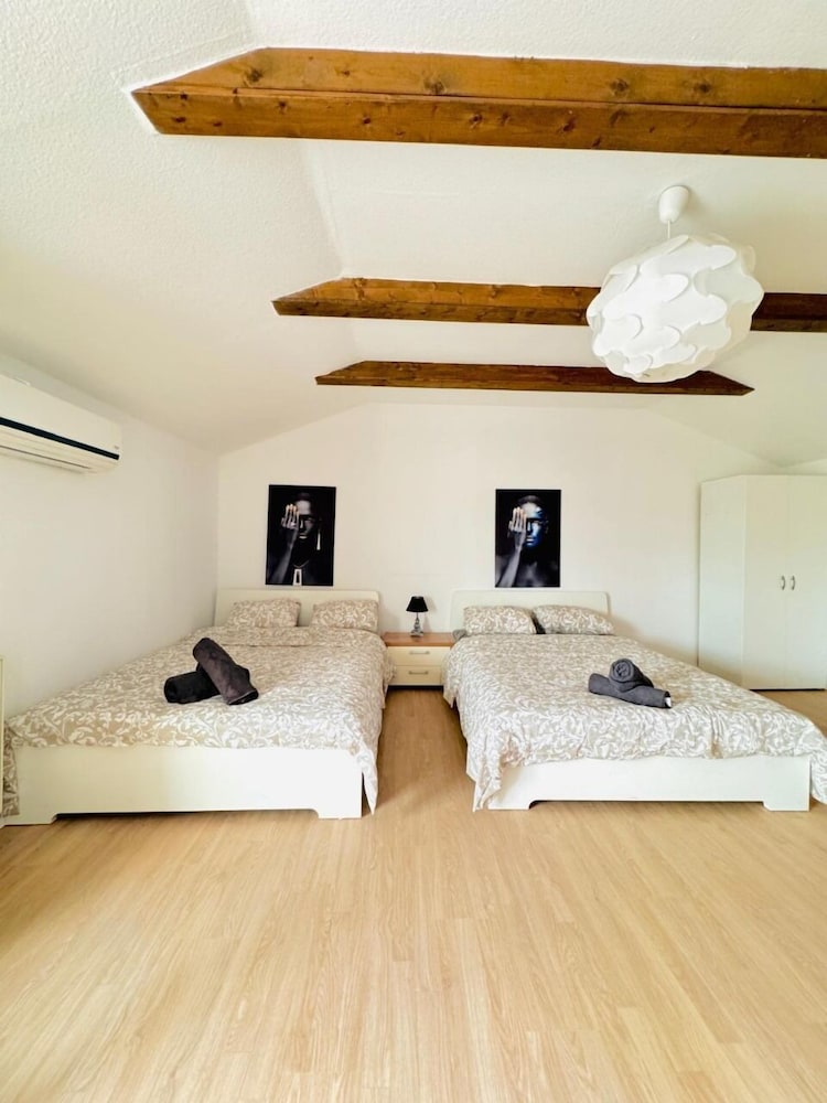 7 private Rooms in a spacious Villa