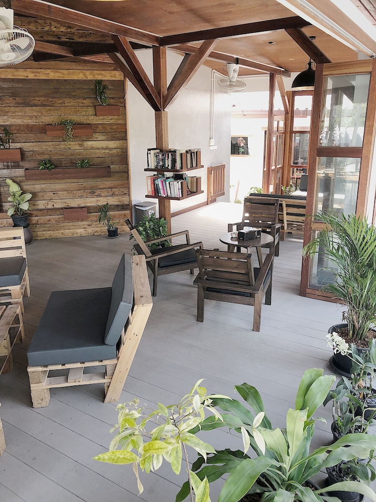 The Reef Hotel & Studios