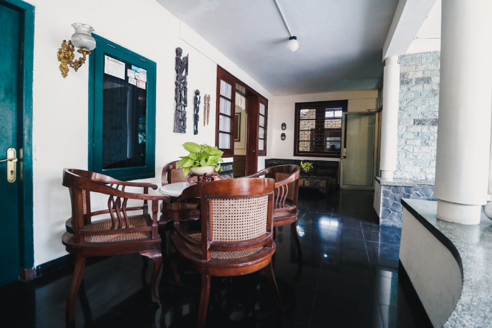 Lobby & Reception