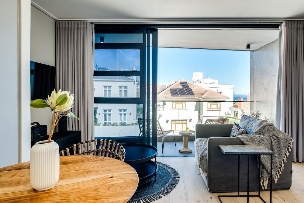 Central Secure Modern Studio w Views Bantry Pad