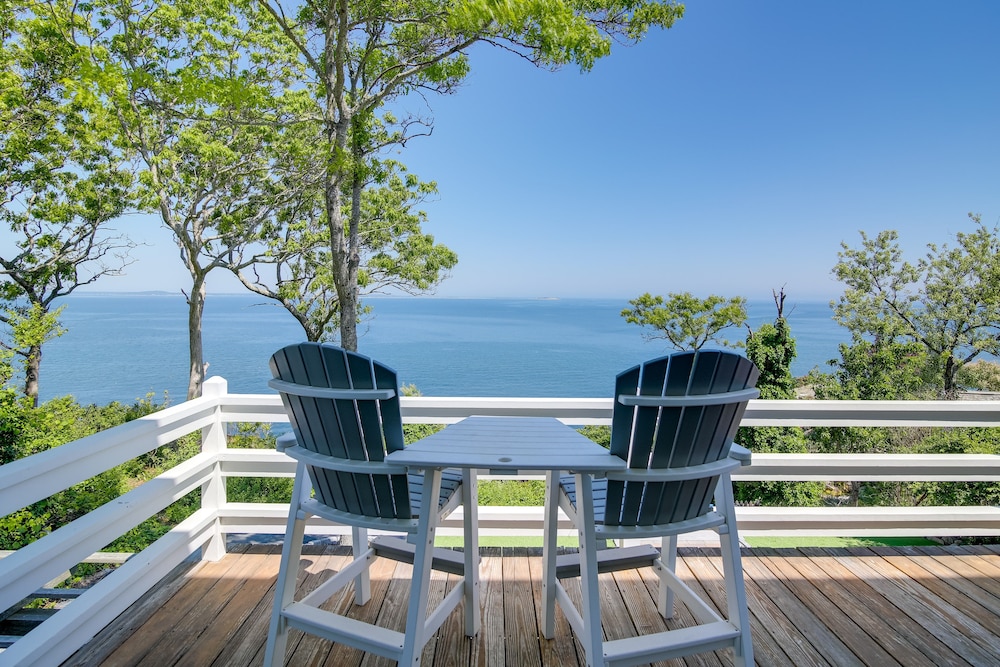Bayfront Home w/ Deck - 4 Mi to Downtown Plymouth!