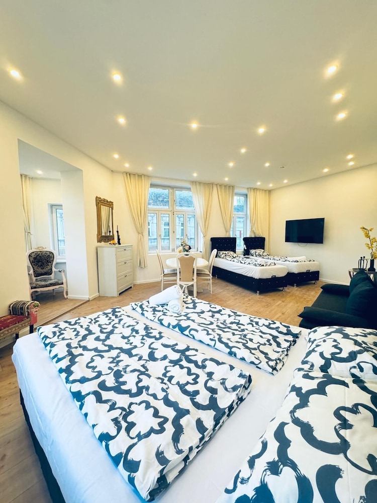 Spacious 3BR Near Kaufpark Alterlaa