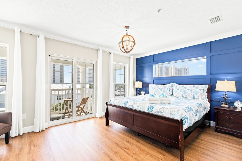 Sailors Cove: 5-bedroom, 4.5 Baths, Sleeps 12! Steps Away From the Beach!