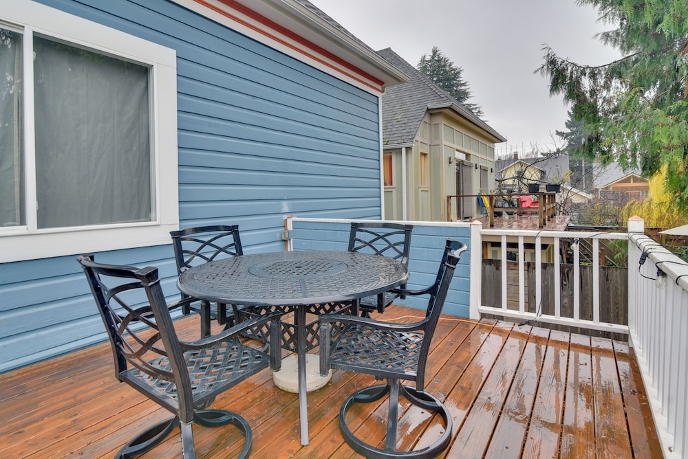 < 1 Mi to Moda Center: Walkable Portland Retreat!
