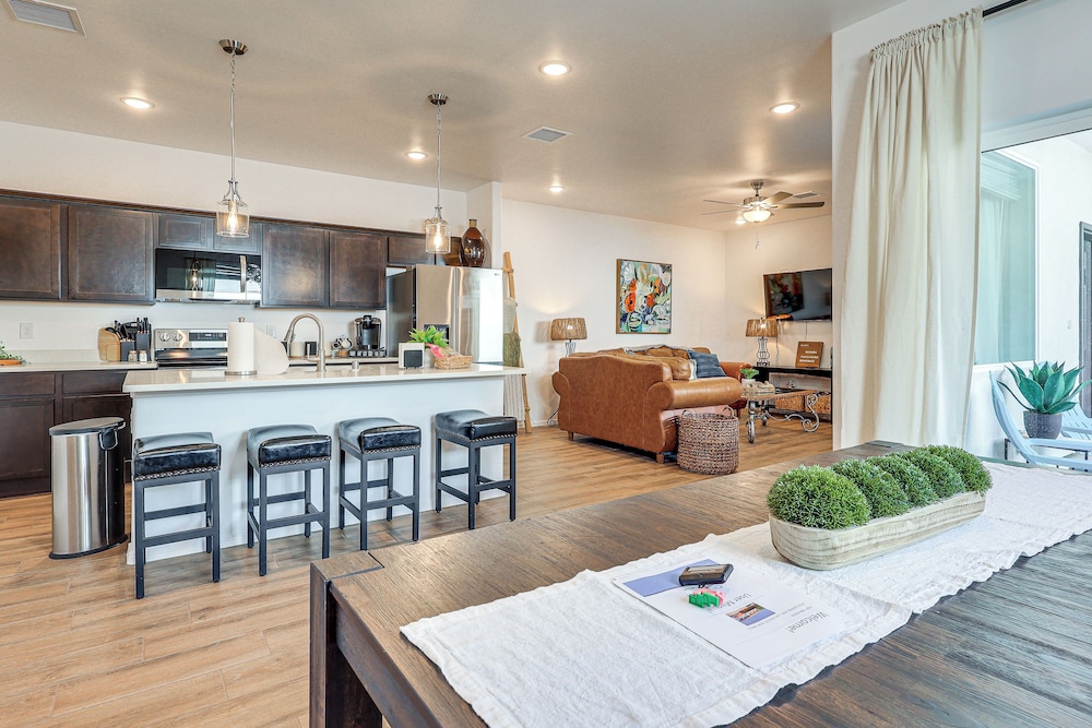 Home w/ Private Patio 10 Mi to Rio Grande!
