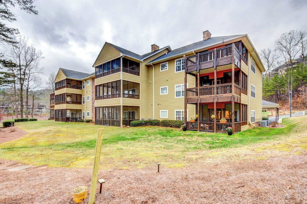 Modern Condo + Golf Course View, Near Hiking!