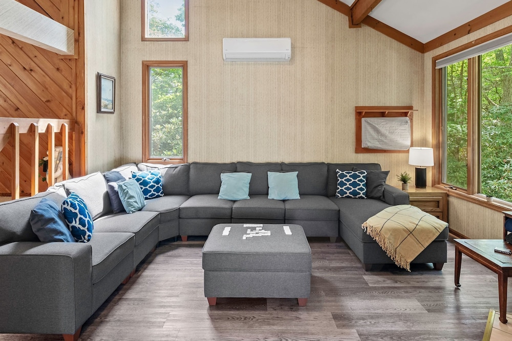 Harmony Ridge by Avantstay Large Deck w Hot Tub Forest Views