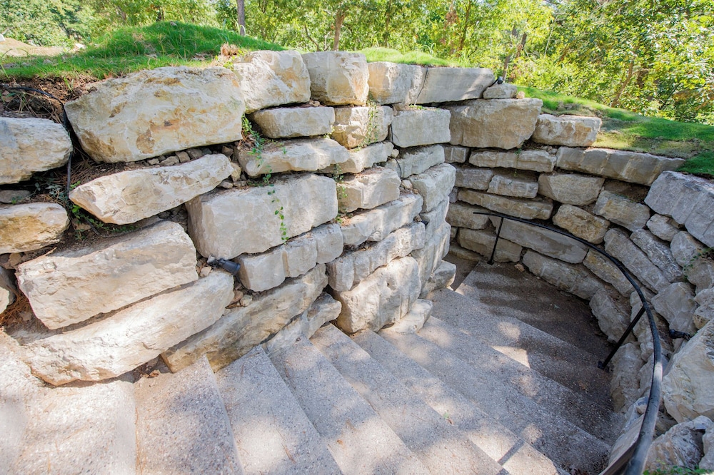 Eureka Springs Treehouses, Hobbit Caves & Castles