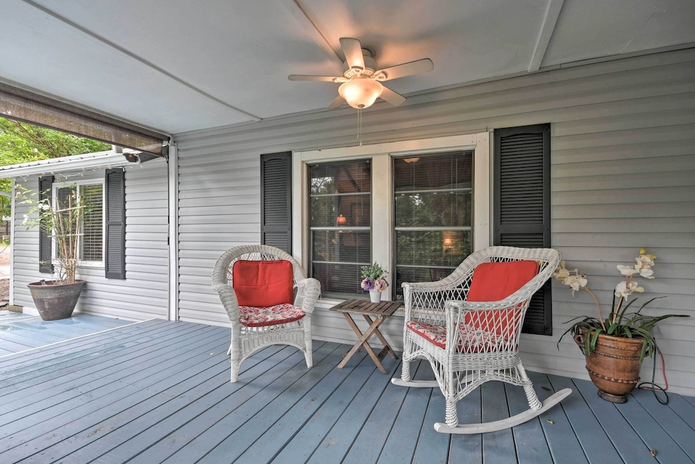 Rustic Chic Home: 1 Mi to Dtwn Hot Springs! view 2