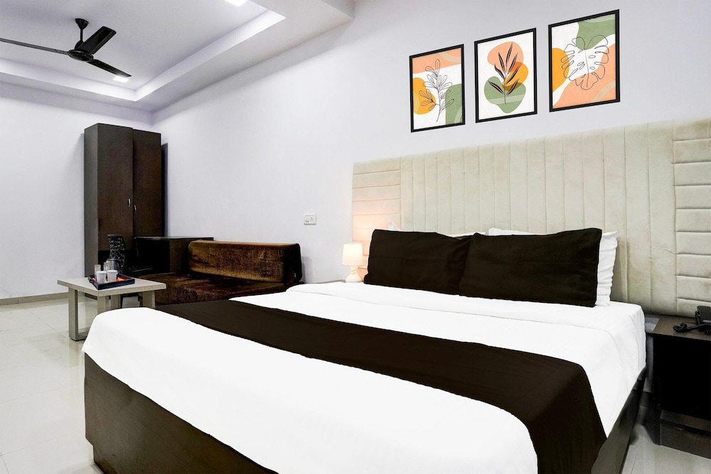 Cozy Deluxe Room Near Juhu Beach Mumbai