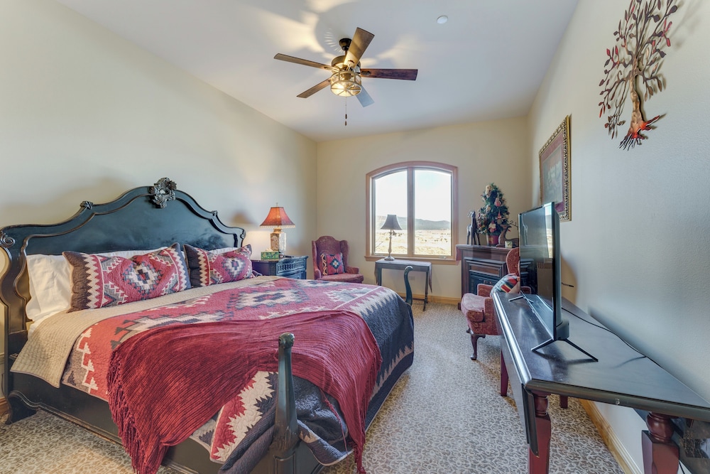 1 Mi to Skiing: Mtn-view Condo in Angel Fire!