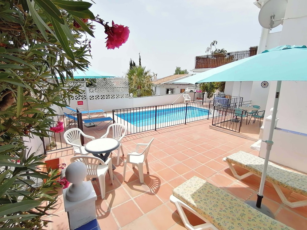 2 Bed Villa - Sleeps 5 - Private Pool & Garden