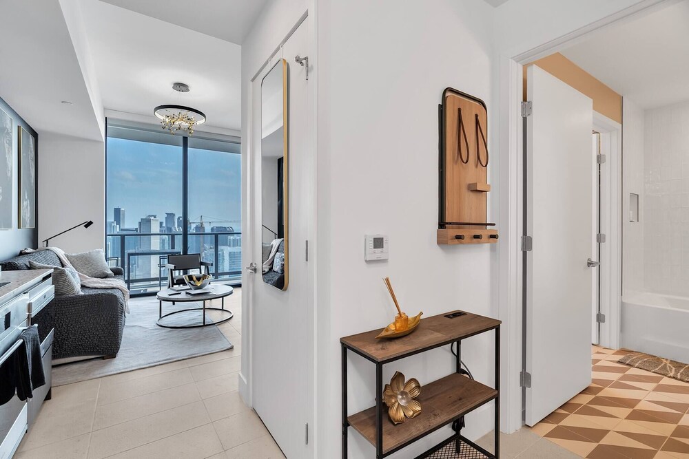 Penthouse 1BR Breathtaking City & Water Views