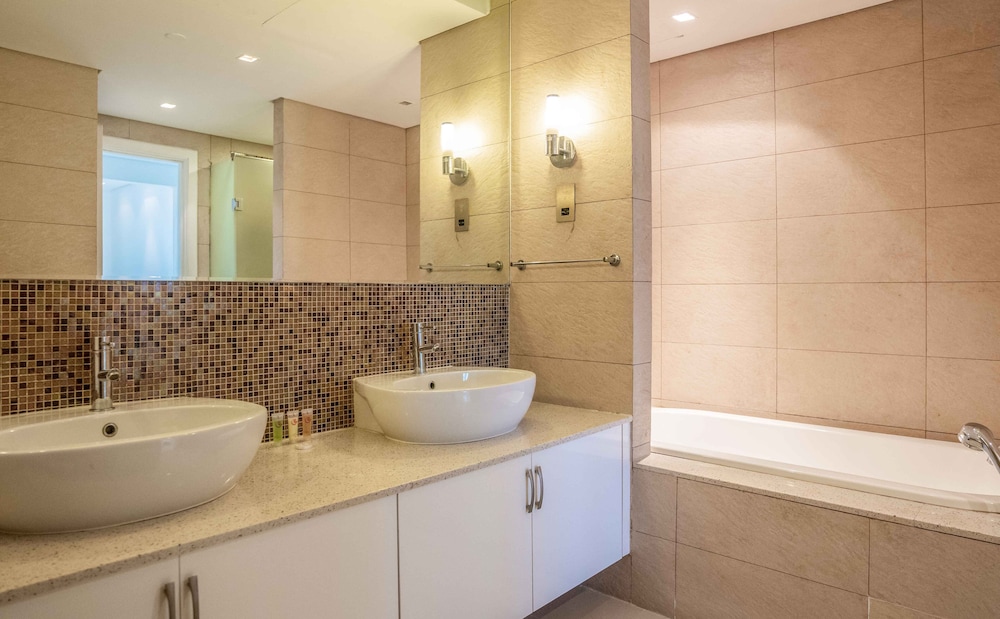 Spacious 2BR Marina Residence 4