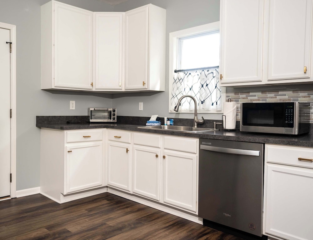 Three Blocks From Paradise Cozy Home for 8 Near Lake Geneva