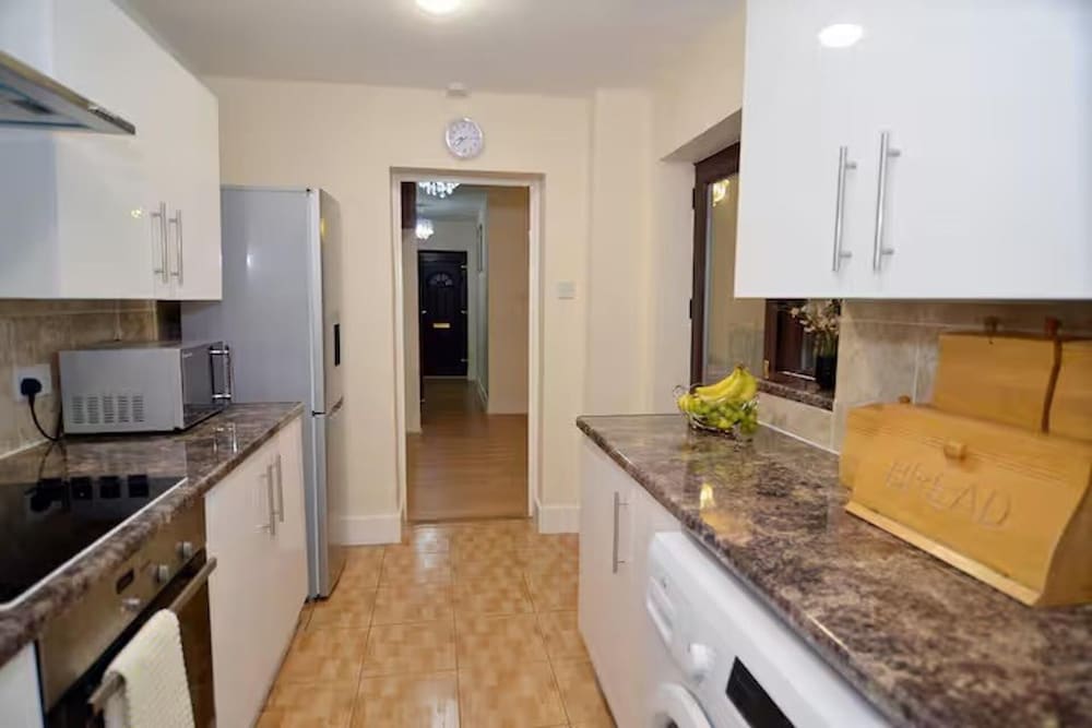 Family- Near Lcy Airport- Sleeps 6- Parking- Wi-fi