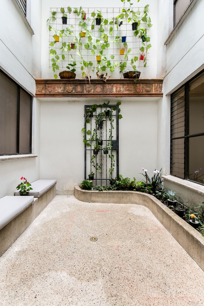 3708 Vía Primavera