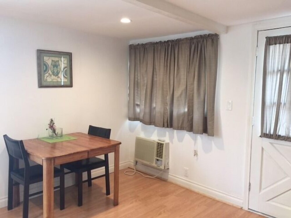 Van Nuys Vacations - Lovely Studio with a Pool - Property Image 20