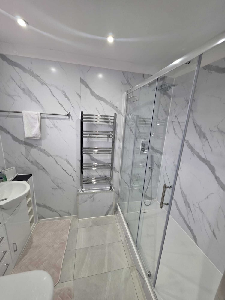 Charming 2 Bedroom Luxurious Home in Thamesmead South East London